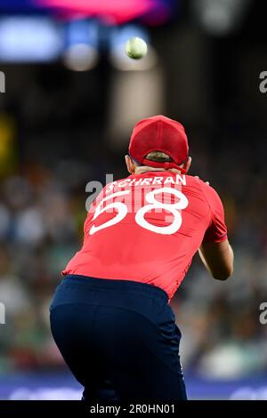 Sydney, Australie, 5 novembre 2022. Sam Curran d'Angleterre attrape Bhanuka Rajapaksa du Sri Lanka lors du match de cricket de la coupe du monde masculin T20 de la CCI entre l'Angleterre et le Sri Lanka au terrain de cricket de Sydney sur 05 novembre 2022 à Sydney, en Australie. Crédit : Steven Markham/Speed Media/Alay Live News Banque D'Images