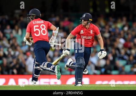 Sydney, Australie, 5 novembre 2022. Ben Stokes, d'Angleterre, et Sam Curran, d'Angleterre, se disputent entre les bickets lors du match de cricket de la coupe du monde T20 de la CCI entre l'Angleterre et le Sri Lanka au Sydney Cricket Ground, sur 05 novembre 2022, à Sydney, en Australie. Crédit : Steven Markham/Speed Media/Alay Live News Banque D'Images