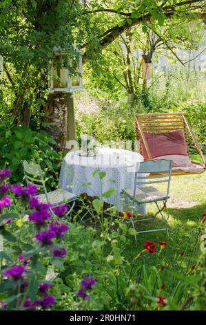 Jardin encore vie avec table et chaises et fleurs d'été, Freiamt, Emmendingen, Bade-Wurtemberg, Allemagne Banque D'Images