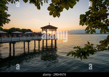 Pavillon avec bar sur la rive du lac de Constance au coucher du soleil, Bregenz, Vorarlberg, Autriche Banque D'Images