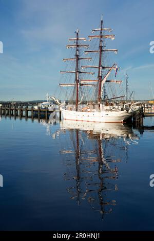 Bateau à voile dans le port, Sassnitz, Ruegen island, la mer Baltique, Western-Pomerania Mecklenburg, Allemagne Banque D'Images