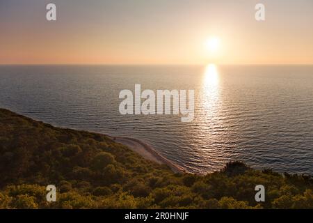 Vue de Dornbusch au nord sur la mer Baltique au coucher du soleil, île de Hiddensee, Mer Baltique, Mecklembourg-Poméranie occidentale, Allemagne Banque D'Images