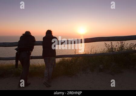 Couple regardant de Dornbusch au nord sur la mer Baltique au coucher du soleil, île de Hiddensee, Mer Baltique, Mecklembourg-Poméranie occidentale, Allemagne Banque D'Images