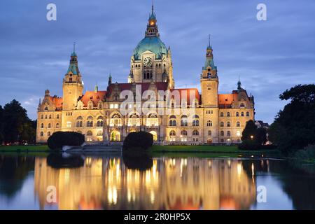 Vue sur le lac Maschsee à allumé nouvelle Mairie, Hanovre, Basse-Saxe, Allemagne Banque D'Images