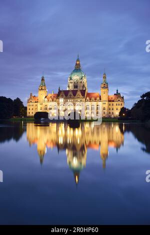 Vue sur le lac Maschsee à allumé nouvelle Mairie, Hanovre, Basse-Saxe, Allemagne Banque D'Images