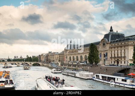 Vue depuis la Passerelle Leopold-SEDAR-Senghor, anciennement appelée Passerelle Solferino sur la Seine et le Musée d'Orsay, France, Europe, UNESCO WO Banque D'Images