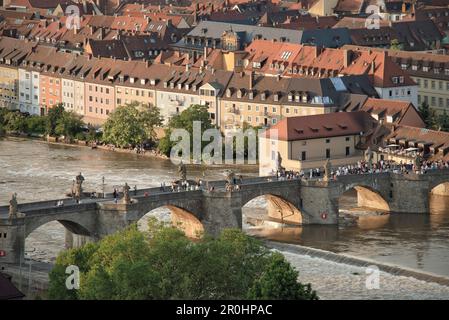 Ancien pont en pierre et front d'eau, Wuerzburg, Franconie, Bavière, Allemagne Banque D'Images