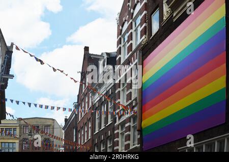 Vue pittoresque sur la rue de la ville avec drapeaux arc-en-ciel Banque D'Images