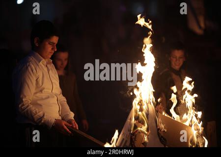 (230508) -- ASHDOD (ISRAËL), 8 mai 2023 (Xinhua) -- un juif ultra-orthodoxe allume un feu de joie pour célébrer la fête juive du lag baOmer à Ashdod, Israël, sur 8 mai 2023. (Ilan Assayag/JINI via Xinhua) Banque D'Images