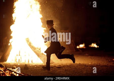 (230508) -- ASHDOD (ISRAËL), 8 mai 2023 (Xinhua) -- un juif ultra-orthodoxe participe aux célébrations de la fête juive du lag baOmer à Ashdod, Israël, sur 8 mai 2023. (Ilan Assayag/JINI via Xinhua) Banque D'Images