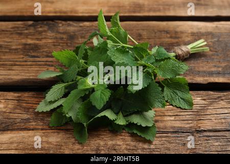 Bouquet de baume de citron vert frais sur table en bois, gros plan Banque D'Images