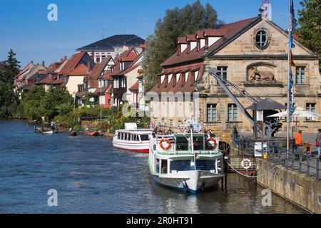 Bateau touristique Christl et bâtiments du quartier Klein Veneig (petite Venise) le long de la branche gauche de la rivière Regnitz, Bamberg, Franconia, B Banque D'Images