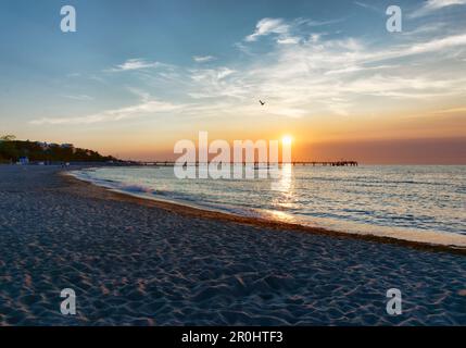 Pier au coucher du soleil, station balnéaire de Kühlungsborn, au bord de la mer Baltique Mecklembourg-Poméranie-Occidentale, Allemagne Banque D'Images