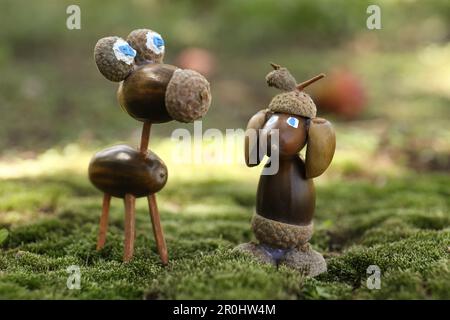Figurines Mignonnes En Glaces Sur Mousse Verte à L'extérieur Photo stock -  Image du homme, décoration: 260735920