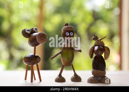 Figurines Mignonnes En Glaces Sur Mousse Verte à L'extérieur Photo stock -  Image du homme, décoration: 260735920
