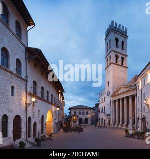 Piazza del Comune, place principale avec Temple de Minerva et Palazzo del Capitano del Populo avec tour, Palazzo dei priori (l.), patrimoine mondial de l'UNESCO S Banque D'Images