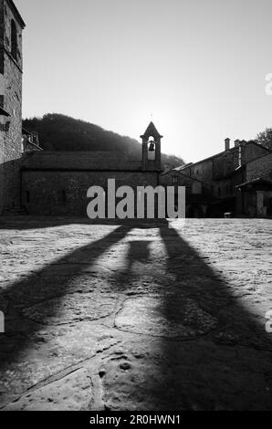 Église Santa Maria degli Angeli avec clocher et ombre, la Verna, monastère franciscain, Monte Penna, St. François d'Assise, via Francigena di San Banque D'Images