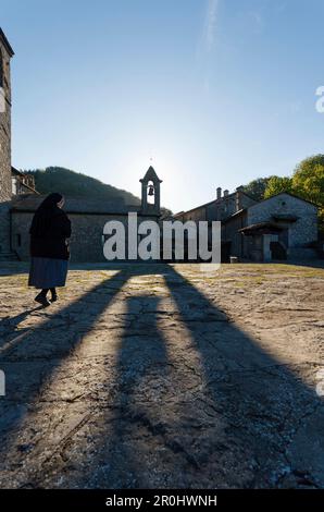 Nonne à Santa Maria degli Angeli, église avec clocher et ombre, la Verna, monastère franciscain, Monte Penna, St. François d'Assise, via Francigena Banque D'Images