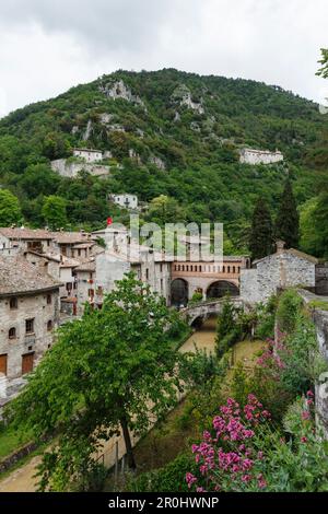 Vue de la via Cattedrale sur la rivière vers le centre historique de Gubbio, St. François d'Assise, via Francigena di San Francesco, St. Francis Way Banque D'Images