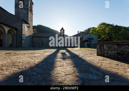 Santa Maria degli Angeli, église, clocher, ombre, la Verna, Monastère franciscain, Monte Penna, St. François d'Assise, via Francigena di San France Banque D'Images