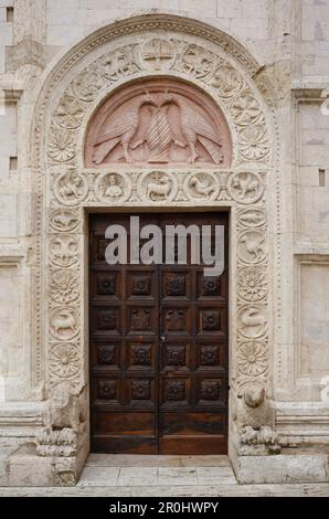 Enrtance et pied à Duomo San Rufino, Cathédrale de San Rufino, façade romane, Assise, site du patrimoine mondial de l'UNESCO, via Francigena di San Francesco Banque D'Images