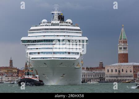 Bateau de croisière remorqué dans le canal Giudecca, No Grandi Navi, près de San Giorgio Maggiore, Venise, Italie Banque D'Images