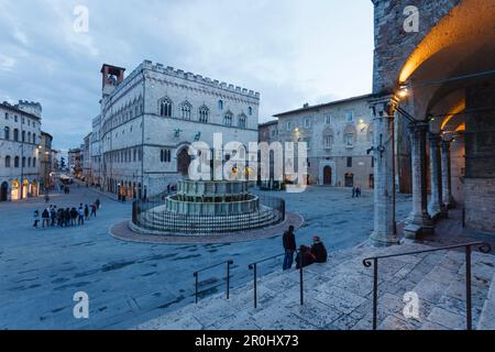 Fontaine Fontana Maggiore, Hôtel de ville Palazzo Comunale, Piazza 4 Noviembre Square, Corso Vanucci, des marches de la cathédrale Duomo San Lorenzo, PE Banque D'Images