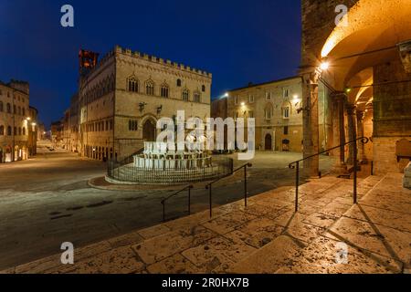 Fontaine Fontana Maggiore et hôtel de ville Palazzo Comunale sur la Piazza 4 Noviembre dans la soirée, Corso Vanucci, vu des marches du Duomo San Lor Banque D'Images