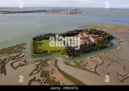 Vue aérienne des îles dans la lagune vénitienne, île de San Francesco del deserto avec des marais salants, Burano en arrière-plan, Vénétie, Italie Banque D'Images