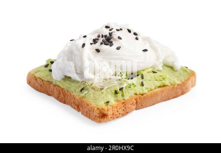 Délicieux toast à la crème d'avocat, aux œufs pochés et aux graines de sésame noires isolées sur du blanc Banque D'Images