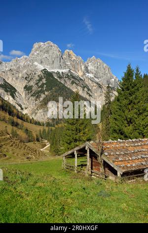 Cabane alpine de Bindalm sous le Reiteralm, chaîne de Reiteralm, parc national Berchtesgaden, chaîne de Berchtesgaden, haute-Bavière, Bavière, Allemagne Banque D'Images