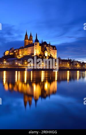 Château illuminé de l'Albrechtsburg et cathédrale de Meissen au-dessus de l'Elbe, Meissen, Meissen, Saxe, Allemagne Banque D'Images