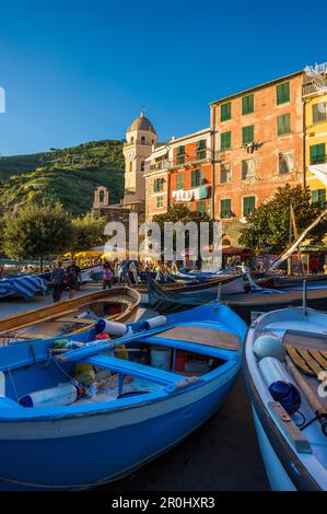 Bateaux de pêche et église Santa Margherita d Antiochia en arrière-plan, Vernazza, Cinque Terre, la Spezia, Ligurie, Italie Banque D'Images