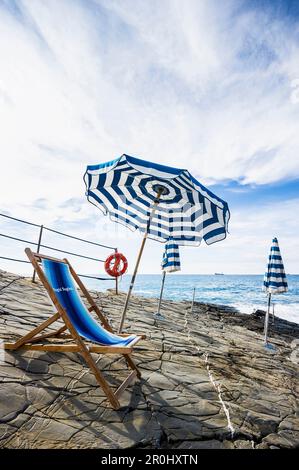 Transat et parasols à côte, Bagni Scogliera, Nervi, Gênes, ligurie, italie Banque D'Images