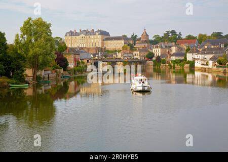 Vue sur la vieille ville de sable sur Sarthe, Péniche, sur la Sarthe, Dept. Sarthe, région pays de la Loire, France, Europe Banque D'Images