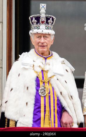 Londres, Angleterre. ROYAUME-UNI. 06 mai 2023. Le roi Charles III, portant la couronne impériale, sur le balcon de Buckingham Palace après le couronnement Banque D'Images