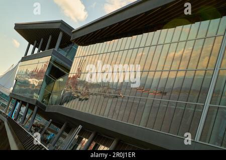 Centre des congrès de Vancouver Burrard Inlet Reflection. Réflexions de Vancouver dans le centre des congrès du port. Colombie-Britannique. Banque D'Images