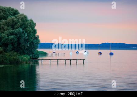 Jetée en bois sur le lac Ammersee, Diessen, haute-Bavière, Bavière, Allemagne Banque D'Images