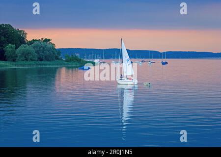 Bateau à voile sur le lac Ammersee, Upper Bavaria, Bavaria, Germany Banque D'Images