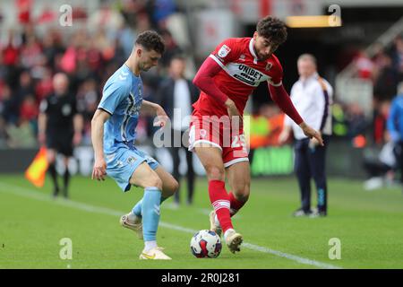 Middlesbrough, Royaume-Uni. 8th mai 2023.Matt Crooks de Middlesbrough en action avec Ben Sheaf de Coventry City pendant le match de championnat Sky Bet entre Middlesbrough et Coventry City au stade Riverside, Middlesbrough, le lundi 8th mai 2023. (Photo : Mark Fletcher | ACTUALITÉS MI) Credit: MI News & Sport /Alamy Live News Banque D'Images