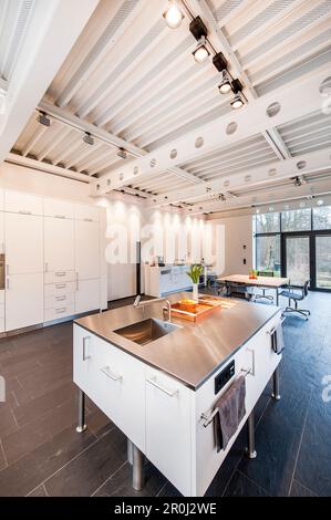 Cuisine ouverte à l'intérieur d'une villa Bauhaus, Sauerland, Allemagne Banque D'Images