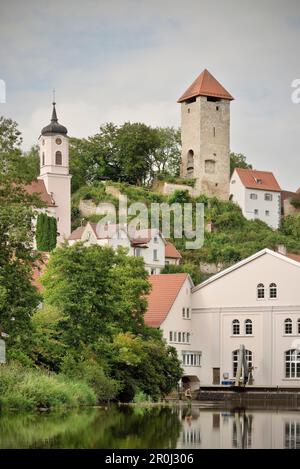 Centrale hydroélectrique sur le Danube, église et château en arrière-plan, Rechtenstein, Bade-Wurtemberg, Allemagne Banque D'Images