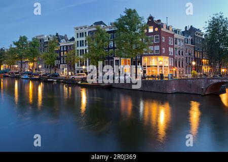 Maisons au bord de l'un des plus beaux et Reguliersgracht en soirée, Amsterdam, Pays-Bas Banque D'Images