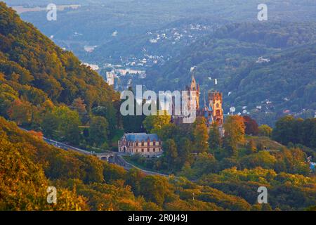 Vue de Petersberg à travers le Drachenburg jusqu'à la vallée du Rhin, Siebengebirge, Rhénanie-du-Nord-Westphalie, Mittelrhein, Allemagne, Europe Banque D'Images