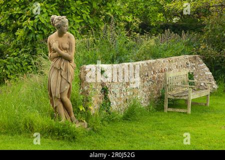 Statue dans le jardin, Monk's house, la maison de l'écrivain Virginia Woolf, Rodmell, East Sussex, Grande Bretagne Banque D'Images