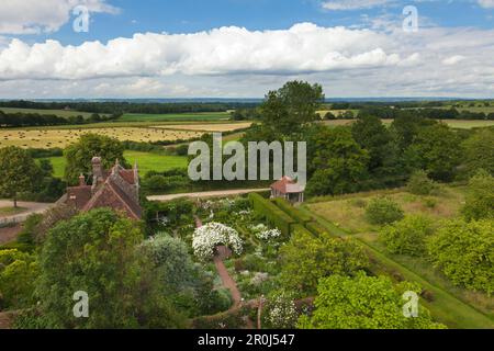 Vue depuis la tour pour le Livre blanc, le jardin de curé la maison et le paysage du Kent, Jardins du Château de Sissinghurst, Kent, Grande Bretagne Banque D'Images