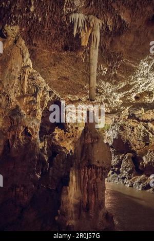 Stalagmites et stalactites géantes dans une grotte en pierre à aiguiser, Sonnenbuehl, Swabian Alp, Baden-Wuerttemberg, Allemagne Banque D'Images