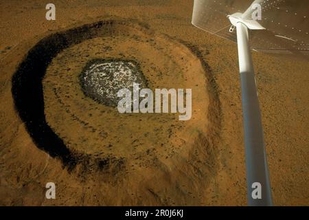 Antenne du cratère de Wolfe Creek avec aile d'avion visible, près de Halls Creek, Australie occidentale, Australie Banque D'Images