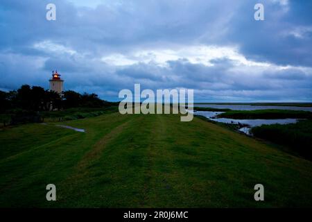 Phare de Westmarkelsdorf, également appelé Leuchtfeuer am Hakenorth, vu de la digue avec le ciel sombre derrière, Westmarkelsdorf, île de Fehmarn, plaque de lac mecklembourgeoise Banque D'Images