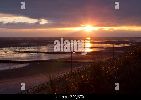 Coucher de soleil sur la mer des Wadden vu de la promenade de la plage de Norddorf, Norddorf, l'île d'Amrum, Schleswig-Holstein, Allemagne, Europe Banque D'Images